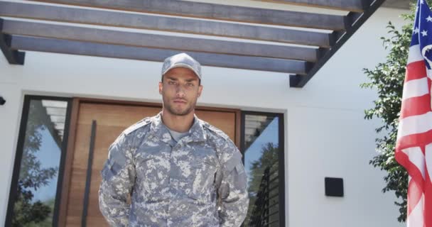Portret Dwurasowego Żołnierza Salutującego Przed Domem Niezmieniony Przestrzeń Kopiowania Spowolniony — Wideo stockowe