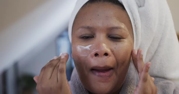 Африканський Американець Плюс Жінка Розміру Застосовує Крем Обличчя Незмінений Повільний — стокове відео