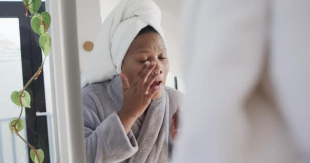 Africano Americano Size Mulher Olhando Espelho Tocando Rosto Inalterado Câmera — Vídeo de Stock