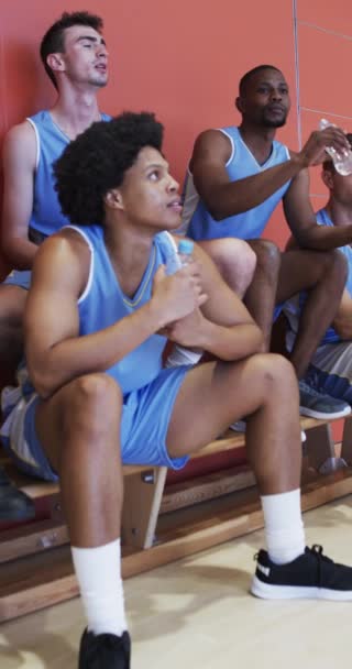 Vertikales Video Einer Vielfältigen Männlichen Basketballmannschaft Mit Einem Männlichen Trainer — Stockvideo
