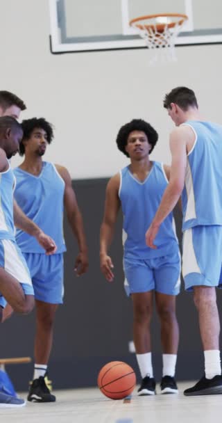 Vídeo Vertical Diversos Equipos Baloncesto Masculino Entrenando Pista Cubierta Cámara — Vídeo de stock