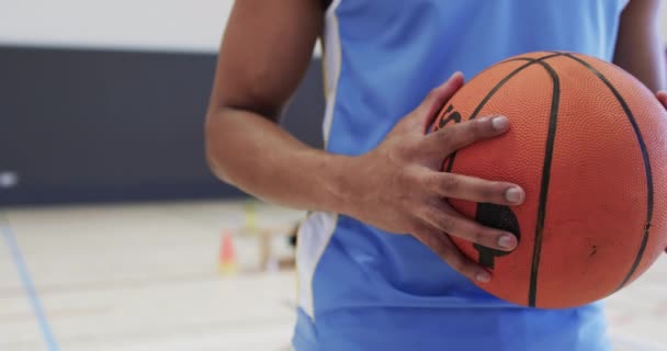 Ritratto Giocatore Basket Afroamericano Sesso Maschile Che Tiene Palla Coperto — Video Stock