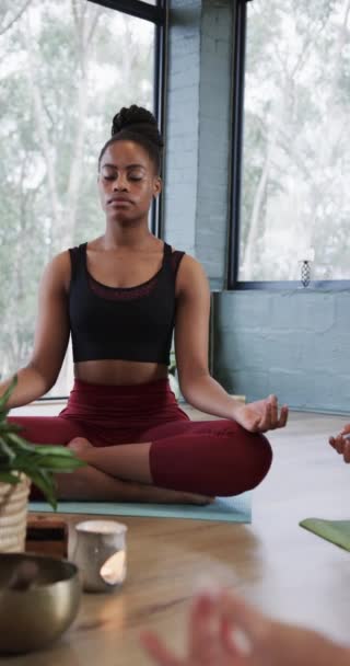 Вертикальне Відео Зосереджених Різноманітних Жінок Медитують Разом Килимках Класі Йоги — стокове відео