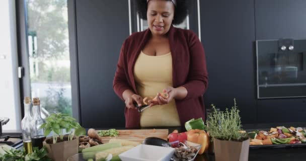 Afrika Amerika Ditambah Ukuran Wanita Mengupas Wortel Dapur Tidak Berubah — Stok Video