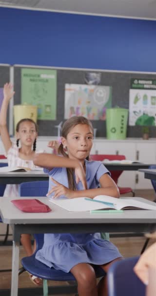 Vertikales Video Von Fröhlichen Schülern Die Zeitlupe Die Hände Klassenzimmer — Stockvideo