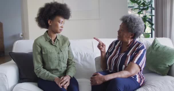 Üzgün Afrikalı Amerikalı Yetişkin Kız Evde Konuşan Yaşlı Anne Yavaş — Stok video