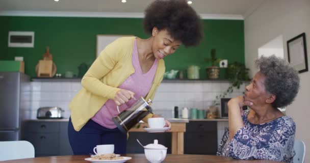 Szczęśliwa Afrykańska Dorosła Córka Starsza Matka Piją Kawę Domu Zwolnionym — Wideo stockowe