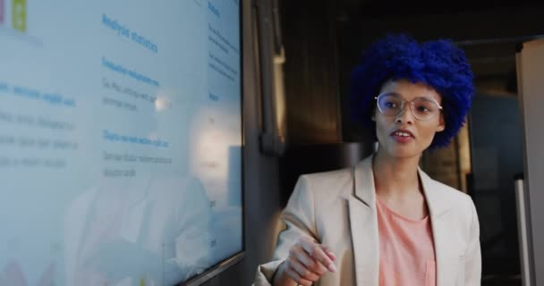 Mujer Negocios Casual Biracial Con Afro Azul Haciendo Presentación Oficina — Vídeos de Stock