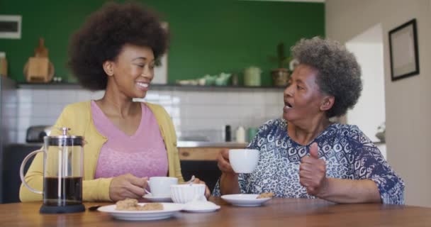 Szczęśliwa Afrykańska Dorosła Córka Starsza Matka Pijąca Kawę Zwolnione Tempo — Wideo stockowe