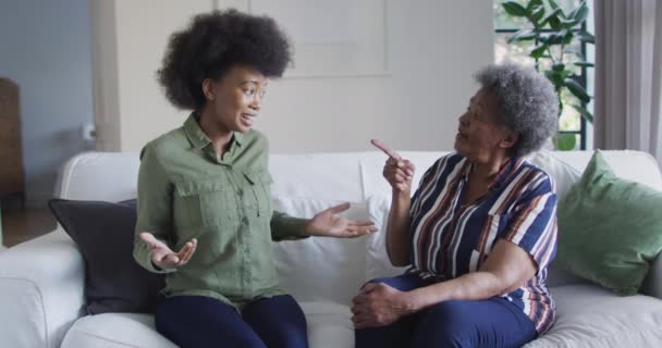 Filha Adulta Afro Americana Triste Mãe Idosa Tendo Desacordo Casa — Vídeo de Stock