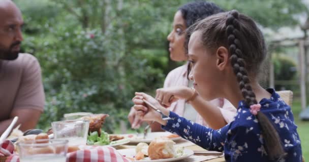 Χαρούμενοι Γονείς Και Κόρη Τρώνε Στο Τραπέζι Του Δείπνου Στον — Αρχείο Βίντεο