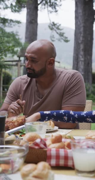Video Vertikal Dari Ayah Dan Putri Yang Sedang Makan Meja — Stok Video