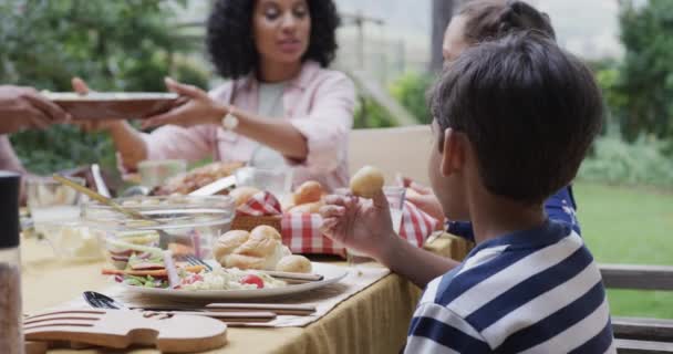 Pais Biraciais Felizes Filho Filha Comendo Refeição Mesa Jantar Jardim — Vídeo de Stock