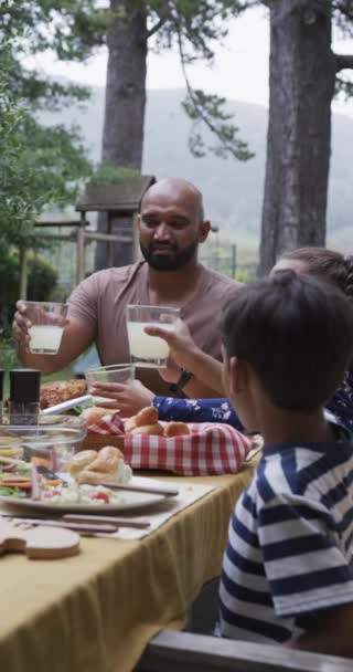 Κατακόρυφο Βίντεο Γονείς Γιο Και Κόρη Πίνουν Στο Τραπέζι Στον — Αρχείο Βίντεο