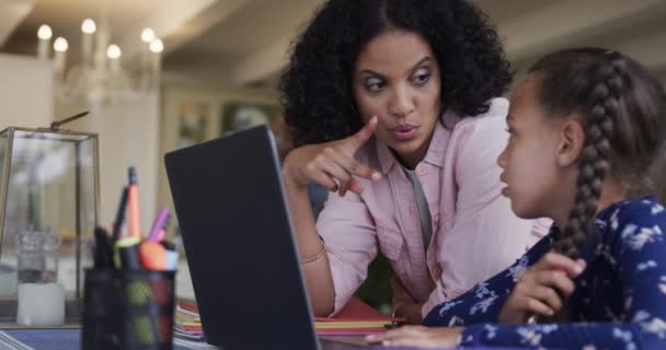 Çift Irklı Anne Kız Masada Dizüstü Bilgisayarla Yavaş Çekimde Öğreniyor — Stok video