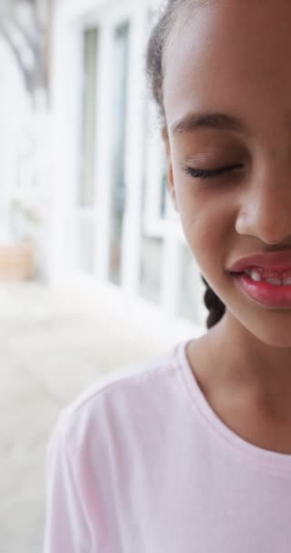 Vídeo Vertical Medio Retrato Chica Birracial Casa Cámara Lenta Familia — Vídeos de Stock