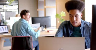 Belgeyi dolaştıran ve gündelik ofiste konuşan çeşitli erkek arkadaşlar, yavaş çekim. İş, takım çalışması, iletişim ve günlük ofis, değiştirilmemiş.
