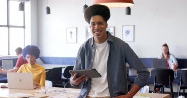 Yavaş çekimde, gündelik ofiste çalışan mutlu ve çeşitli iş yaratıcılarının montajı. İş, takım çalışması, teknoloji ve yaratıcı çalışma, değiştirilmemiş.