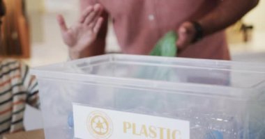 Mutlu çift ırklı baba ve oğul mutfaktaki atıkları yavaş çekimde ayırıyor. Geri dönüşüm, ekoloji, aile, sağlıklı yaşam, yaşam tarzı ve ev hayatı, değiştirilmemiş..