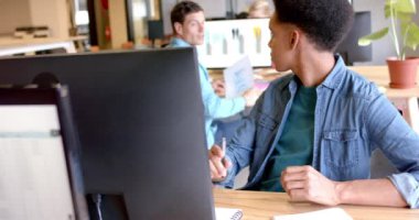 Belgeyi dolaştıran ve gündelik ofiste konuşan çeşitli erkek arkadaşlar, yavaş çekim. İş, takım çalışması, iletişim ve günlük ofis, değiştirilmemiş.