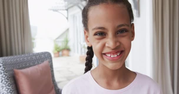 Retrato Menina Biracial Feliz Casa Câmera Lenta Família Estilo Vida — Vídeo de Stock