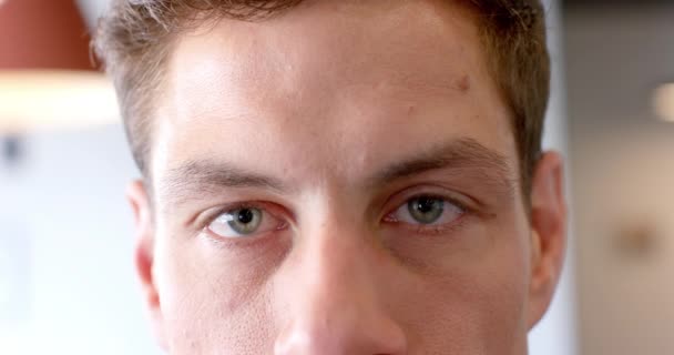 Портрет Счастливого Коротковолосого Кавказца Открывающего Голубые Глаза Замедленной Съемке — стоковое видео