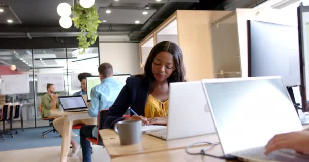 Mutlu Afro Amerikan Gündelik Kadını Laptopunu Kullanıyor Ofiste Yazı Yazıyor — Stok video