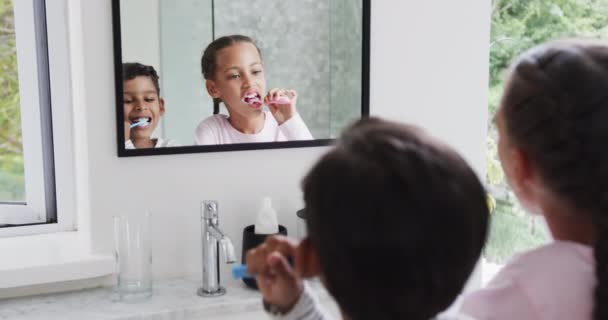 Selamat Birasial Kakak Dan Adik Menyikat Gigi Kamar Mandi Yang — Stok Video