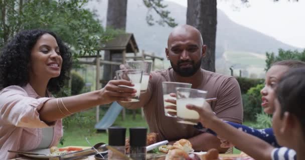 Ευτυχισμένοι Γονείς Γιος Και Κόρη Πίνουν Τοστ Στο Τραπέζι Του — Αρχείο Βίντεο