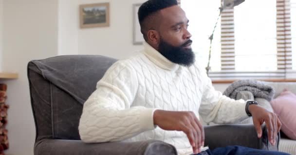 Porträt Eines Afrikanisch Amerikanischen Mannes Hellen Wohnzimmer Zeitlupe Entspannung Lebensstil — Stockvideo