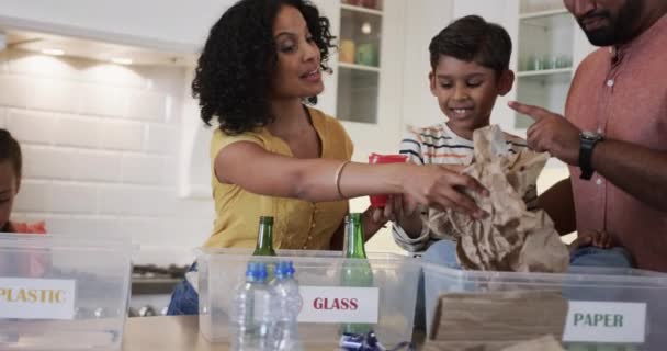 Feliz Casal Biracial Com Filha Filho Segregando Resíduos Cozinha Câmera — Vídeo de Stock