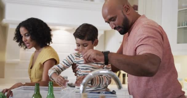 Feliz Casal Biracial Com Filho Segregando Resíduos Cozinha Câmera Lenta — Vídeo de Stock
