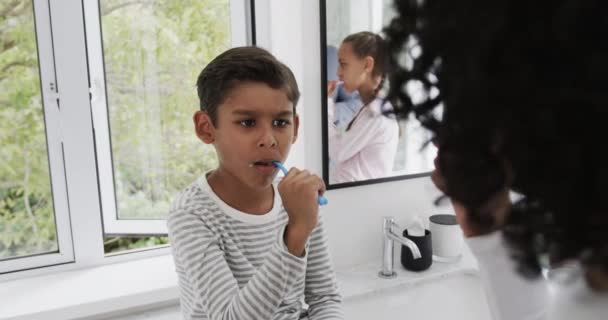 Feliz Irmão Irmã Racial Com Casal Escovando Dentes Banheiro Ensolarado — Vídeo de Stock