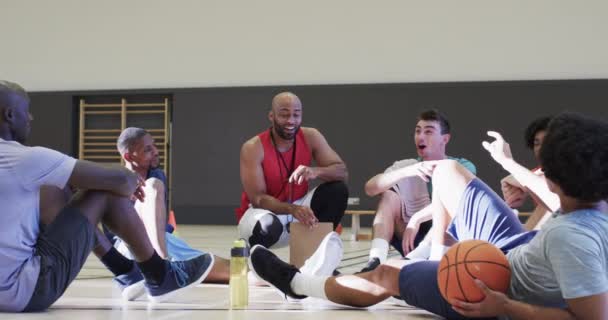 Šťastný Různorodý Trénink Mužského Basketbalového Týmu Trenérem Interiéru Zpomaleném Filmu — Stock video