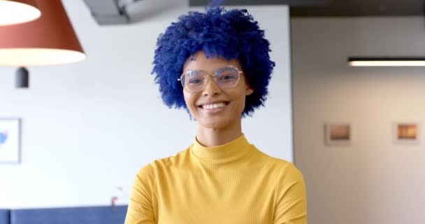Portret Szczęśliwej Dwurasowej Kreatywnej Bizneswoman Niebieskim Afro Uśmiechniętym Biurze Zwolnionym — Wideo stockowe