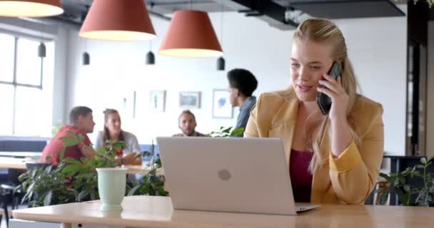 Szczęśliwy Biały Casual Businesswoman Mówi Smartfonie Pomocą Laptopa Biurze Zwolnione — Wideo stockowe