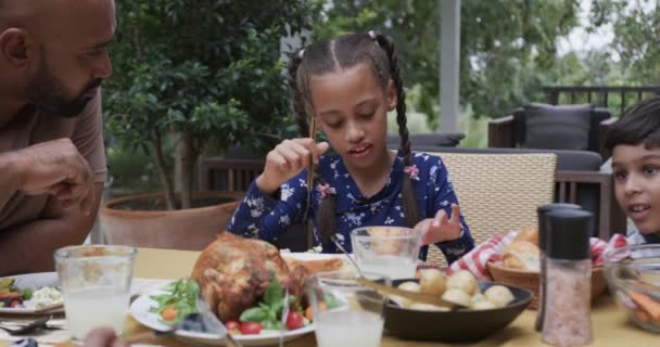 Padres Biraciales Felices Hijo Hija Comiendo Comida Mesa Del Jardín — Vídeo de stock