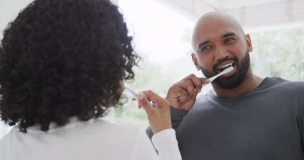Casal Biracial Feliz Escovar Dentes Casa Banho Solarenga Câmara Lenta — Vídeo de Stock