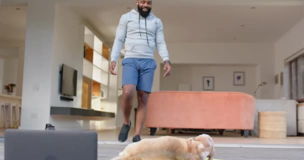 ハッピーアフリカ系アメリカ人が犬を部屋に連れて行って ゆっくり動く ウェルビーイング フィットネス 健康的なライフスタイル — ストック動画