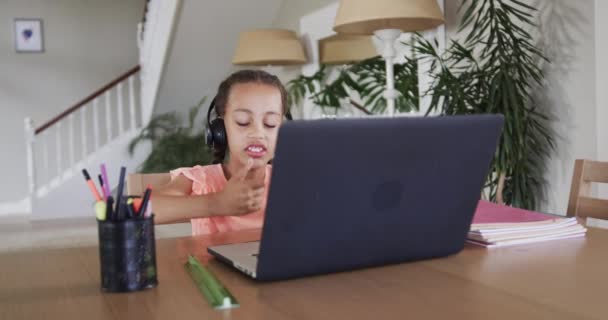 Dwurasowa Dziewczyna Ucząca Się Online Pomocą Laptopa Przy Stole Zwolnione — Wideo stockowe