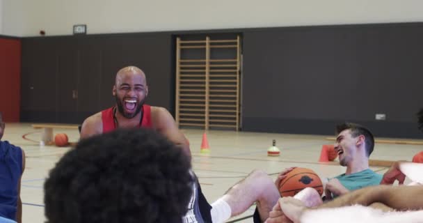 Šťastný Různorodý Trénink Mužského Basketbalového Týmu Trenérem Interiéru Zpomaleném Filmu — Stock video