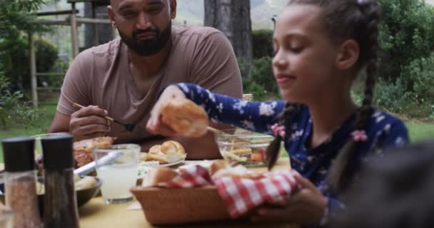 Feliz Padre Birracial Hija Comiendo Comida Mesa Cena Jardín Cámara — Vídeo de stock