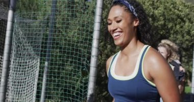 Çeşitli bayan basketbol takımları sahada erkek antrenörlerle ağır çekimde antrenman yapıyor. Spor, fitness, sağlık ve açık hava aktiviteleri, değiştirilmemiş.