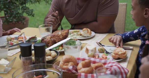 Szczęśliwy Dwurasowy Ojciec Córka Jedzący Posiłek Przy Stole Ogrodzie Zwolnione — Wideo stockowe