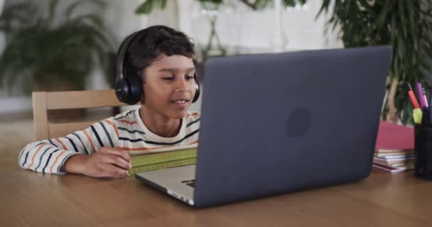 Biracial Niño Aprendiendo Línea Usando Ordenador Portátil Mesa Cámara Lenta — Vídeos de Stock