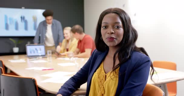 Porträt Einer Glücklichen Afrikanisch Amerikanischen Geschäftsfrau Mit Kollegen Besprechungsraum Zeitlupe — Stockvideo
