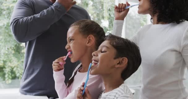 화창한 슬로우 모션에서 치아를 커플과 행복한 동생과 여동생 라이프 스타일 — 비디오