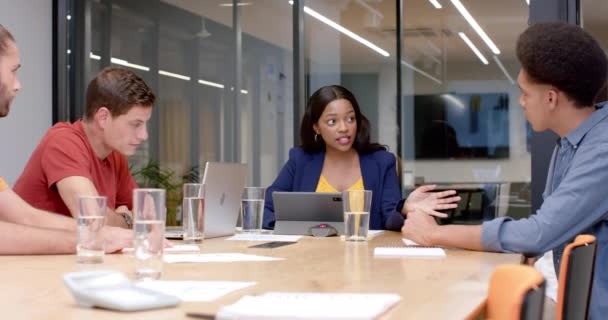 Sıradan Ofis Toplantılarında Tartışan Çeşitli Meslektaşlarınız Kutlu Olsun Ağır Çekim — Stok video