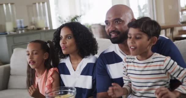 Szczęśliwi Birasowi Rodzice Syn Córka Oglądający Sport Telewizji Popcornem Domu — Wideo stockowe