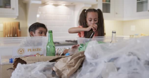 Glückliche Geschwister Die Der Küche Zeitlupe Abfälle Trennen Recycling Ökologie — Stockvideo